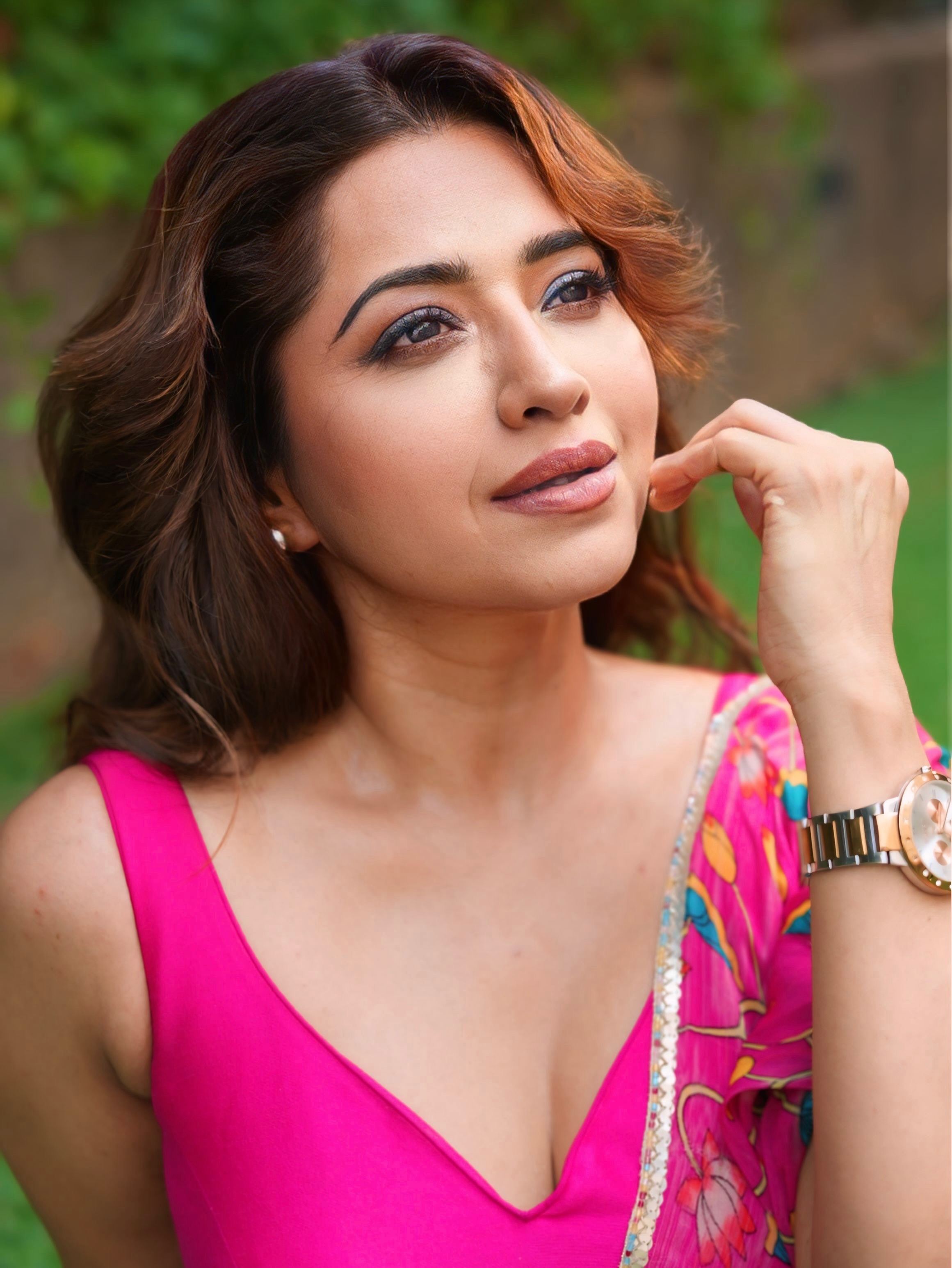 Ridhima Tiwari Stylish Close Up In Pink Saree Look