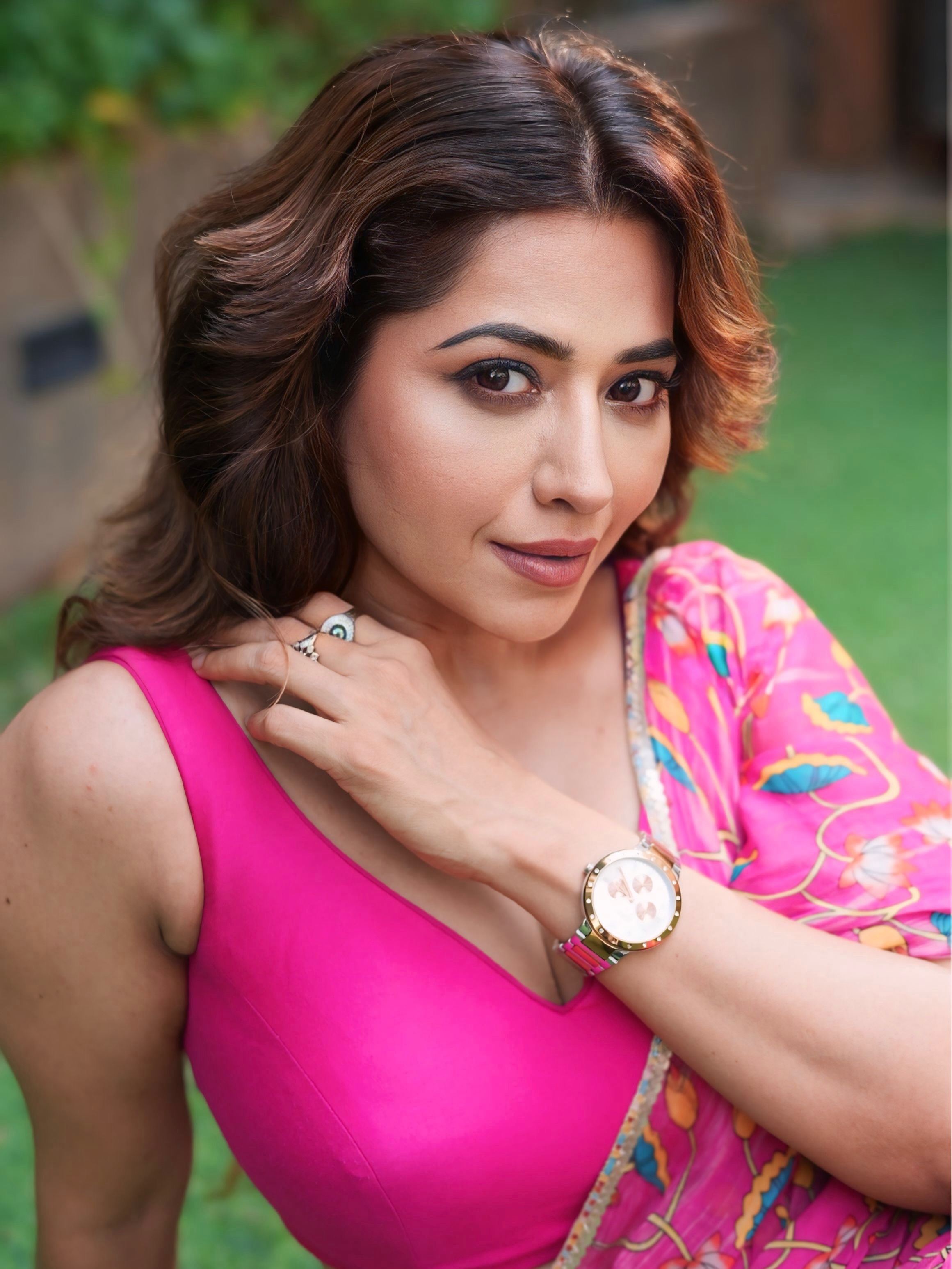 Ridhima Tiwari Graceful Sitting Pose In Floral Saree