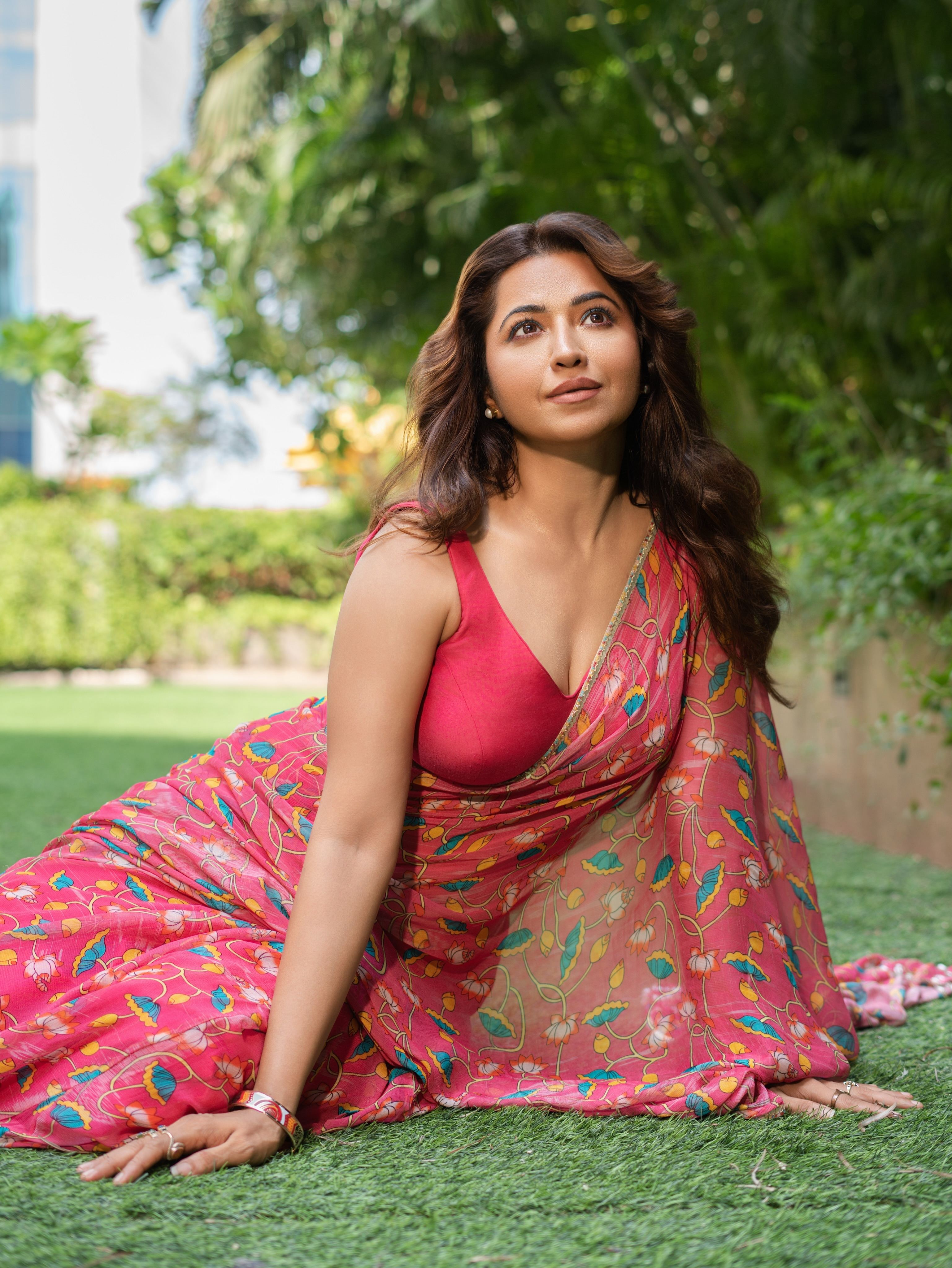 Ridhima Tiwari In Pink Floral Saree Garden Pose