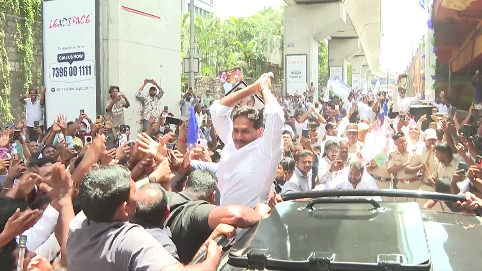 YS Jagan Hyderabad visit crowds Traffic Problem