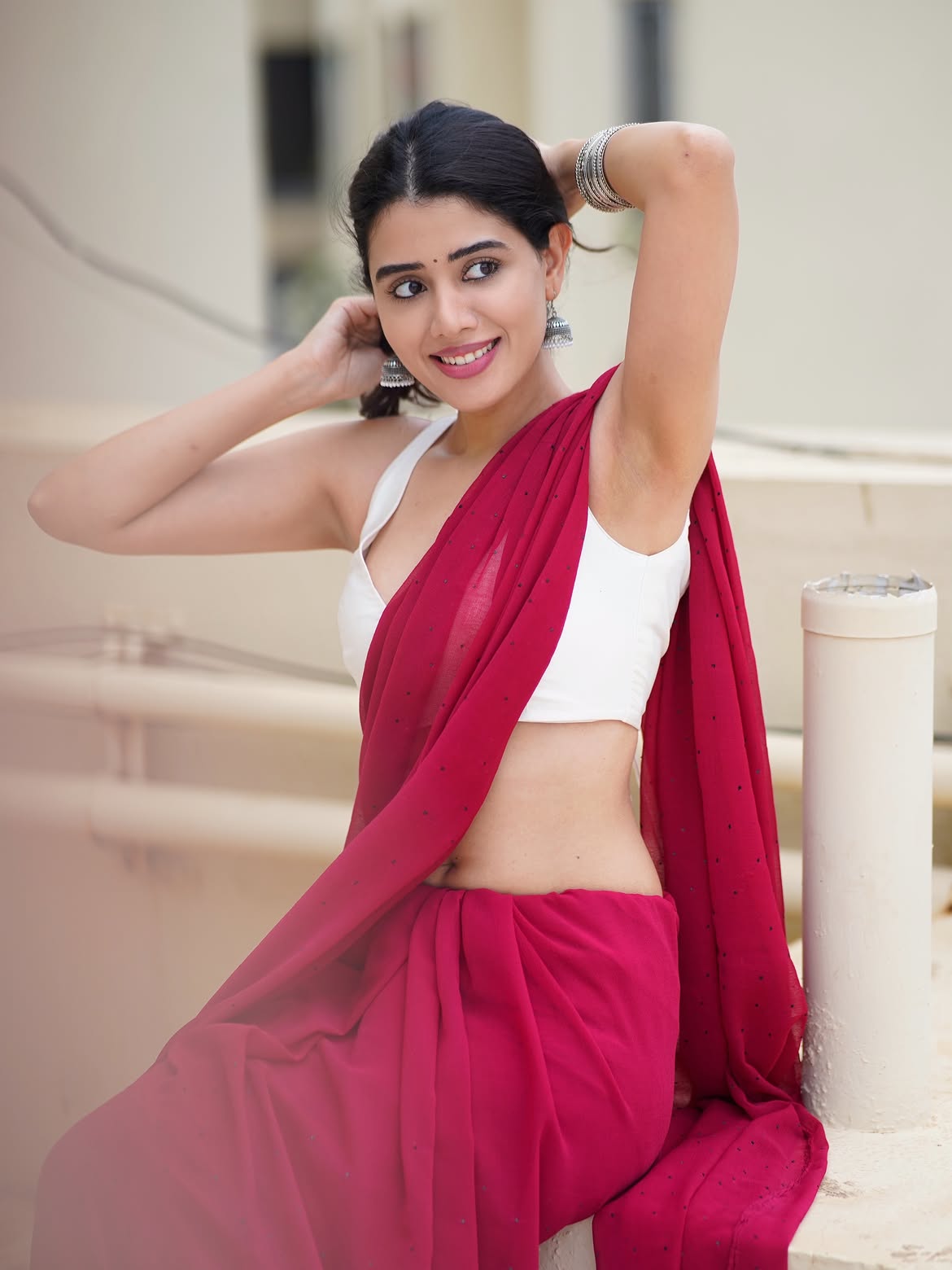 Aarti Chikara Flaunts Hot Curves In A Red Saree!