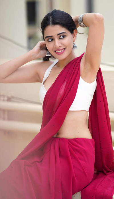 Pics: Aarti Flaunts Hot Curves In Red Saree Look