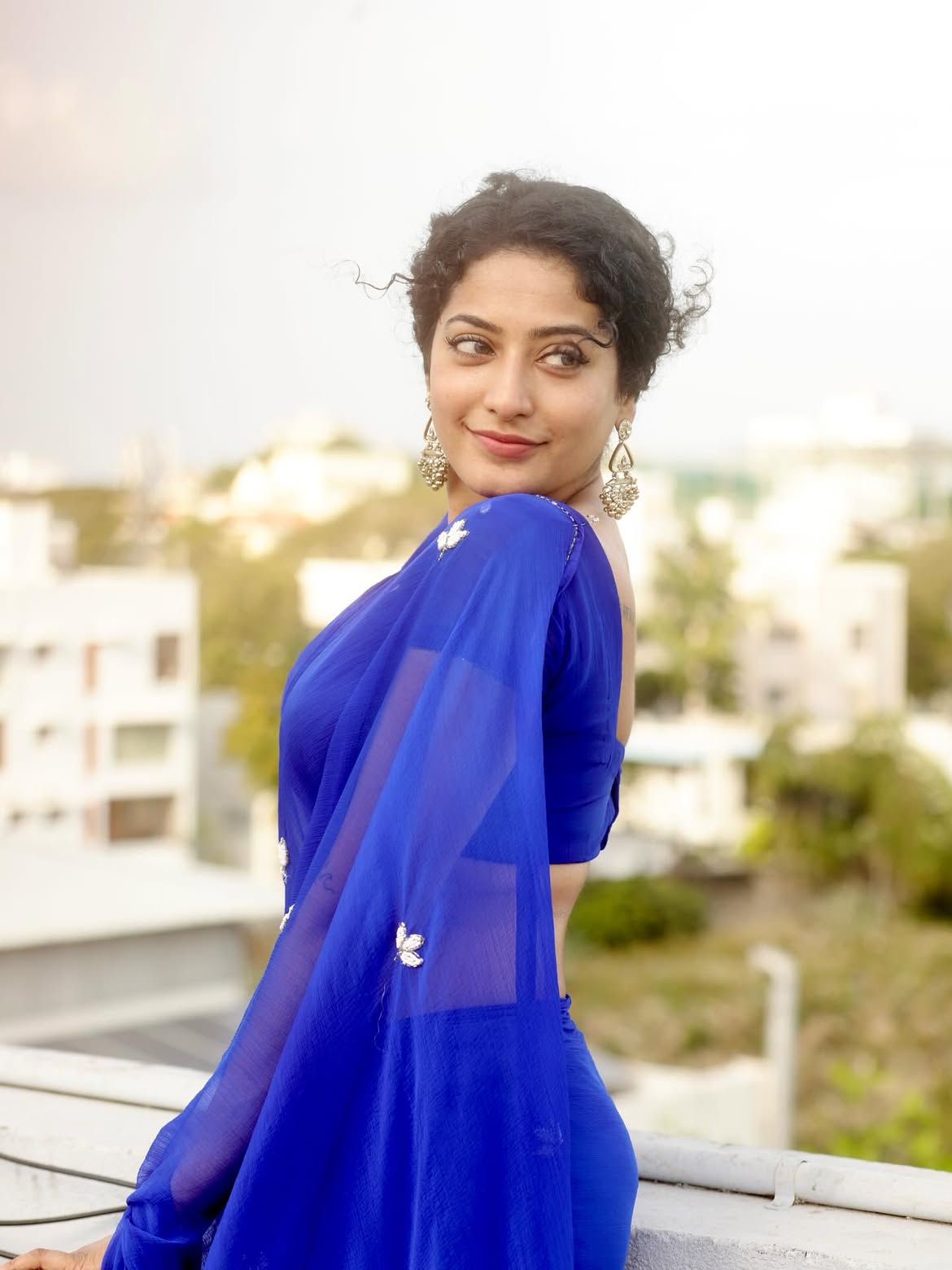 Anjali Prabhakaran Gives A Graceful Saree Pose!!