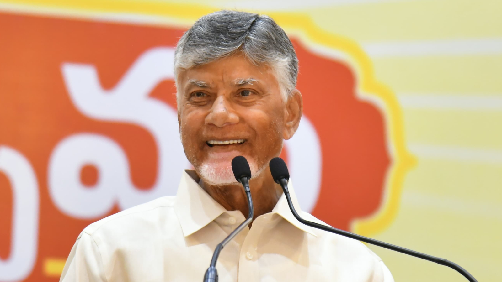 ప్రభుత్వోద్యోగాలకు పదేళ్ళు వయోపరిమితి పెంపు... శభాష్ శభాష్!