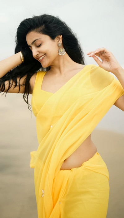 Pics: Avantika Sizzles In Bold Beach Yellow Saree