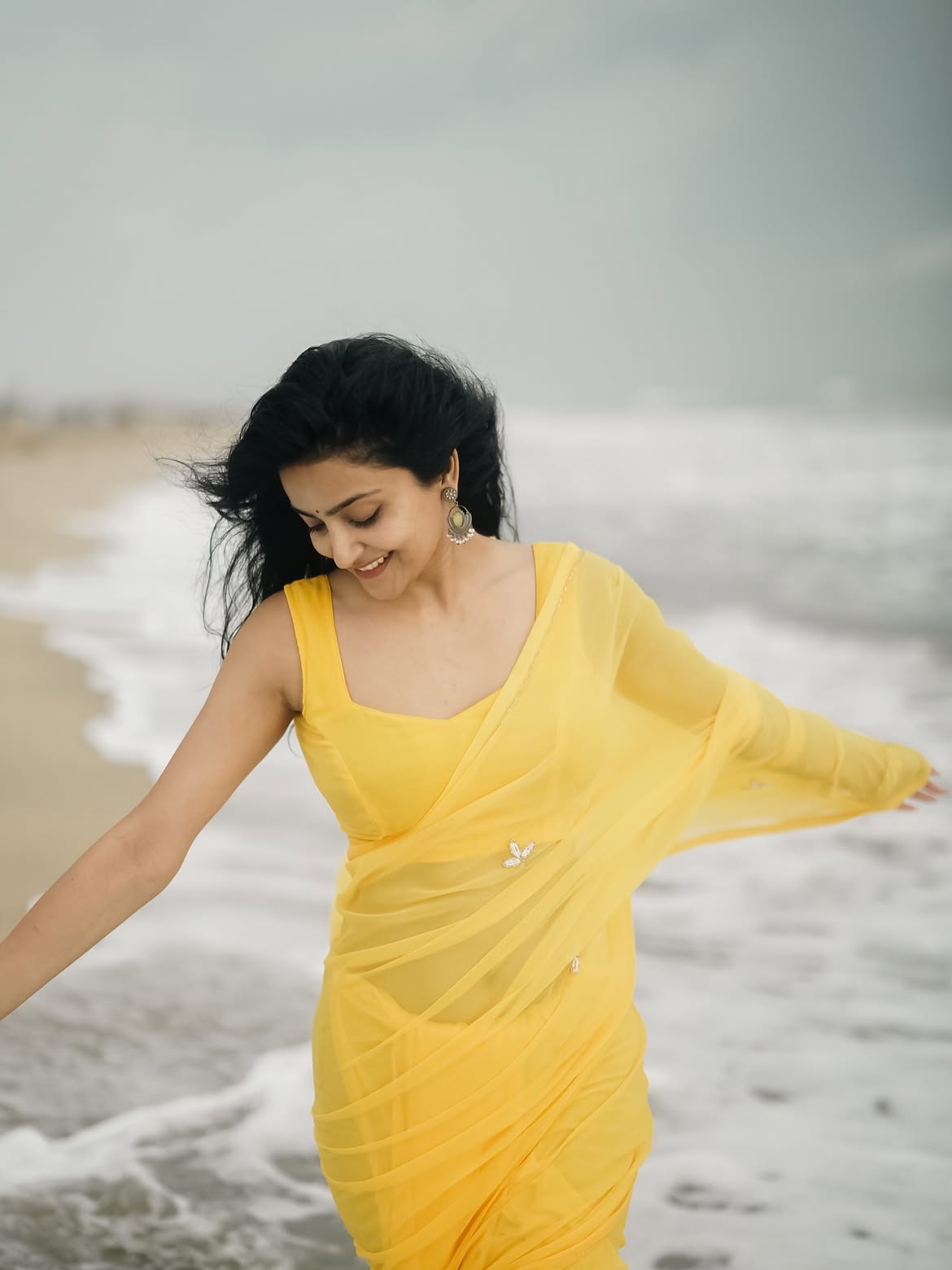 Avantika Mishra Flaunts Toned Waist On The Beach