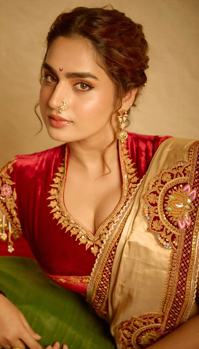Pics: Ayesha Brings Bold Desi Glamour To Each Frame
