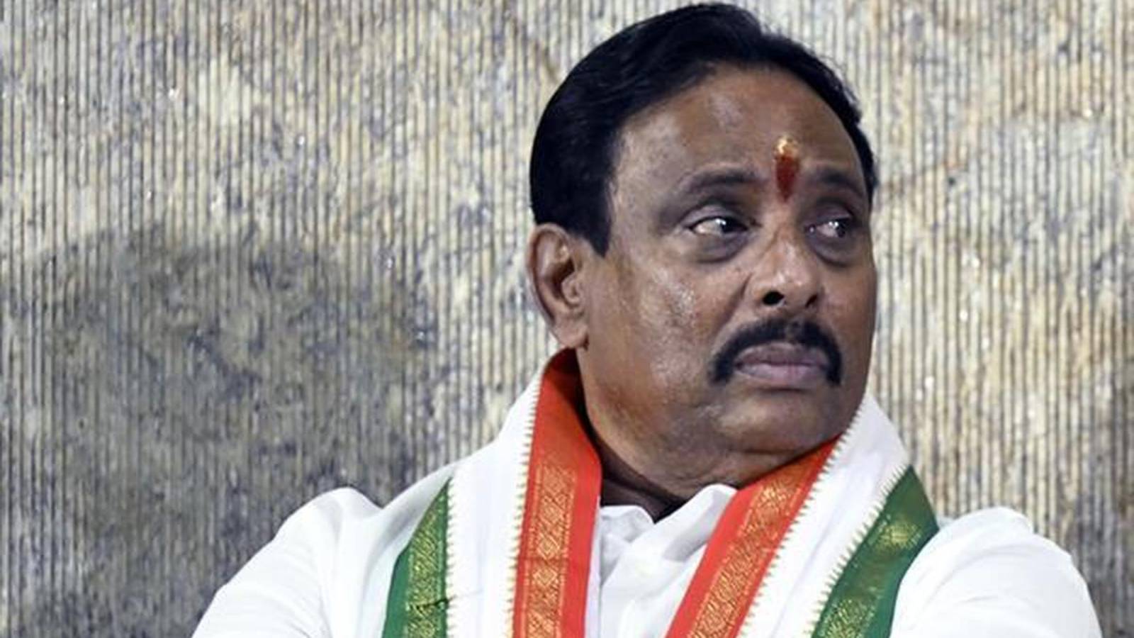 దానం అనర్హత: రాజకీయాలలో క్లాసిక్ ఎగ్జాంపుల్