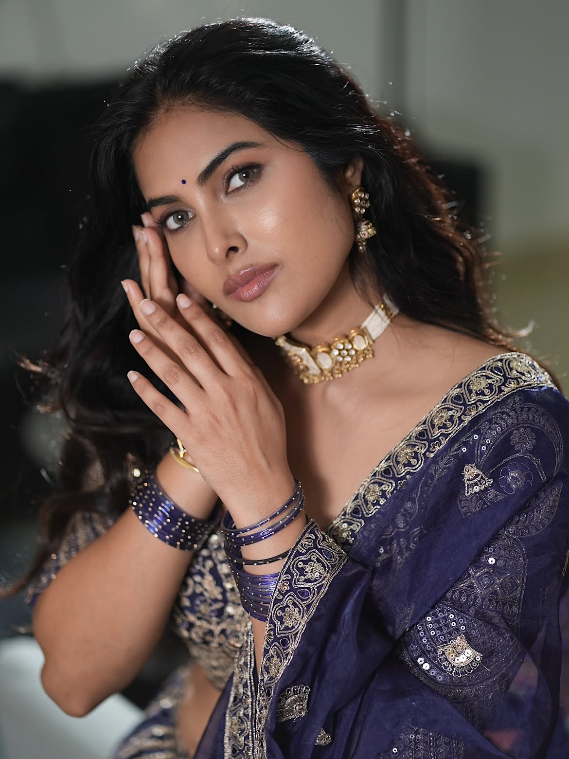 Divi Vadthya Flaunts A Regal Navy Saree Look Now