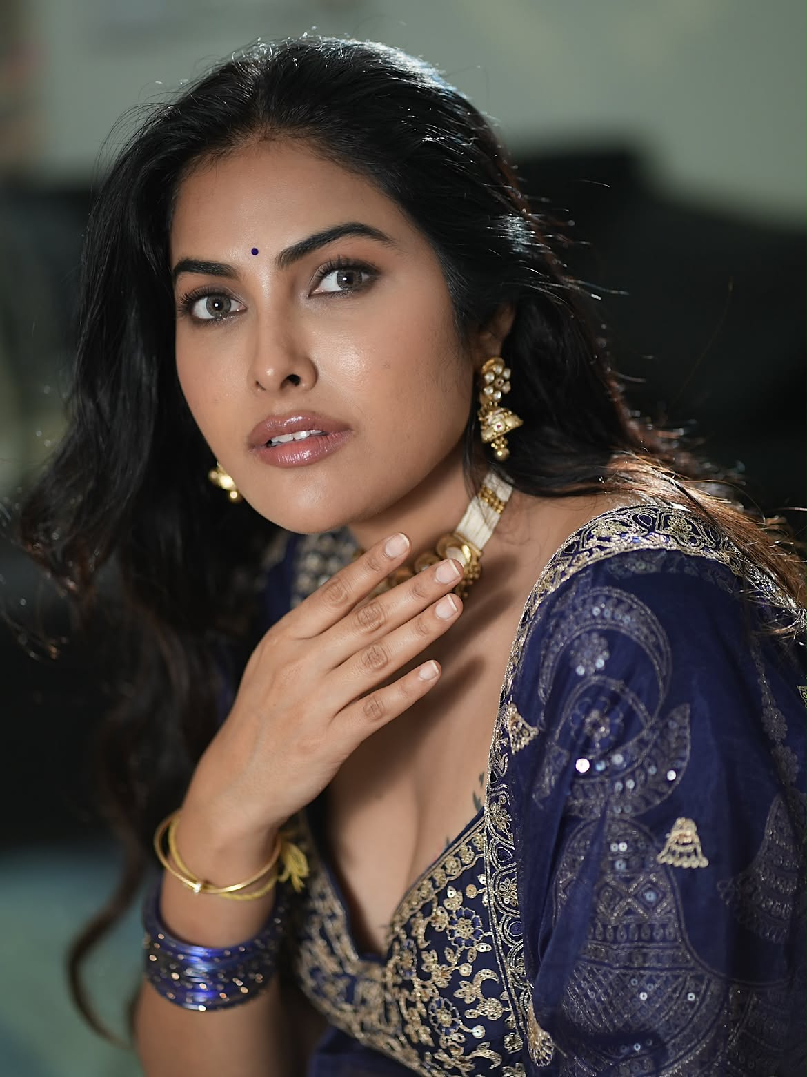 Divi Vadthya Gives A Chic Side Profile Pose Vibe