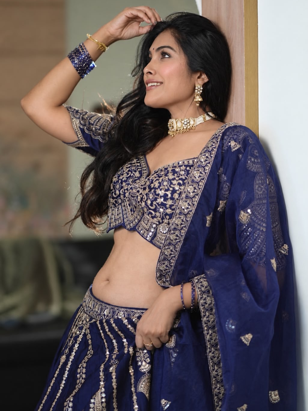 Divi Vadthya Smiles In Navy Blue Saree Glam Look