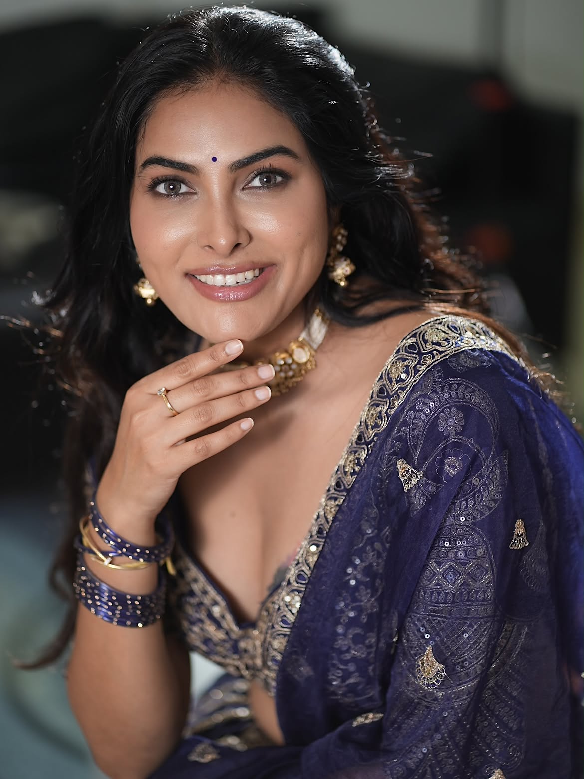 Divi Vadthya Smiles In Navy Blue Saree Glam Look