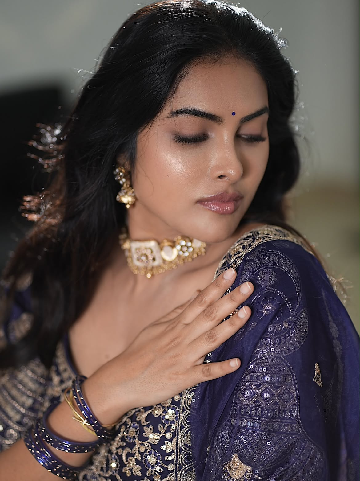 Divi Vadthya Strikes A Graceful Saree Pose Frame