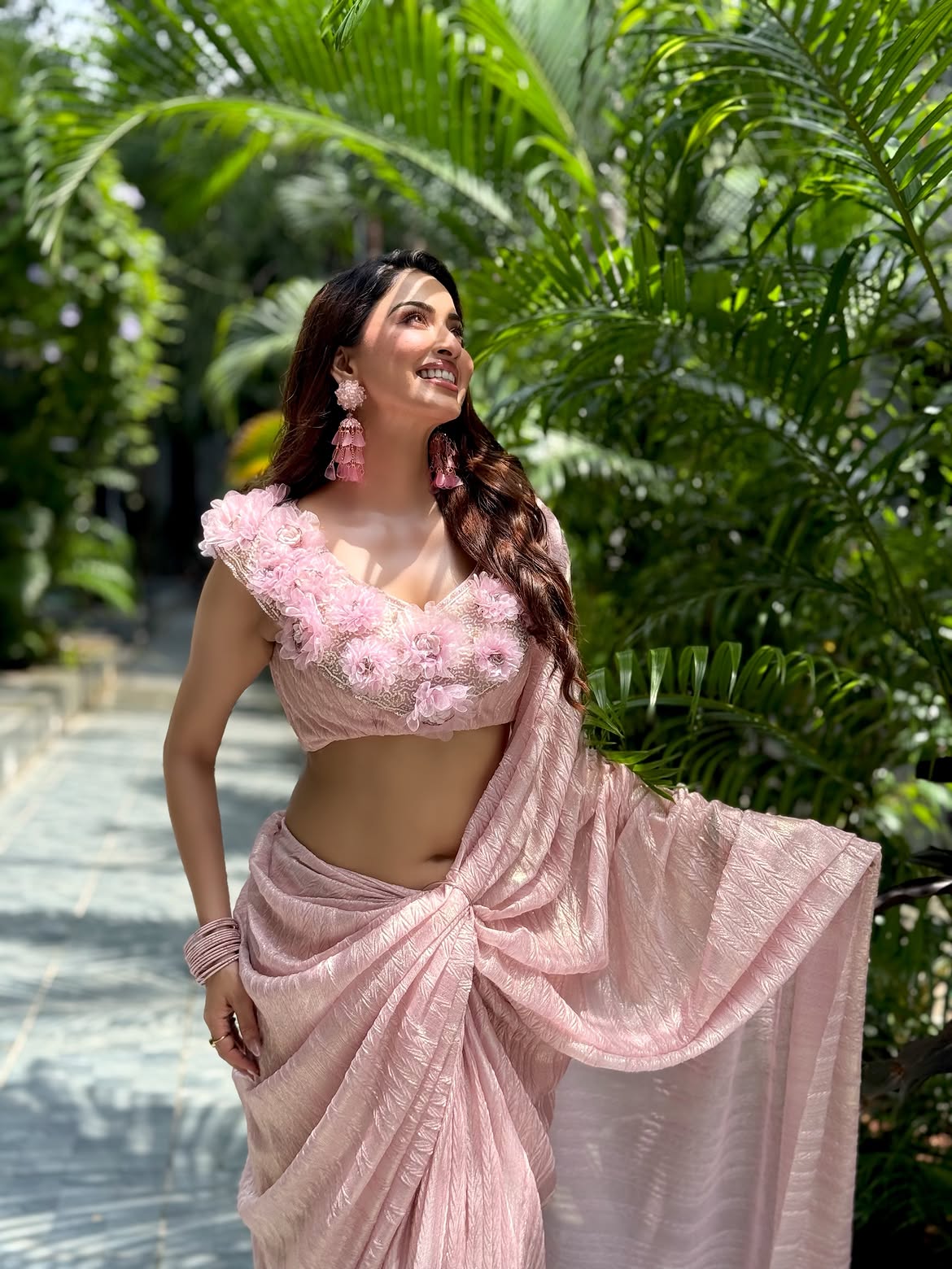 Eshaanya Mmaheshwari Dazzles In Soft Pink Outfit
