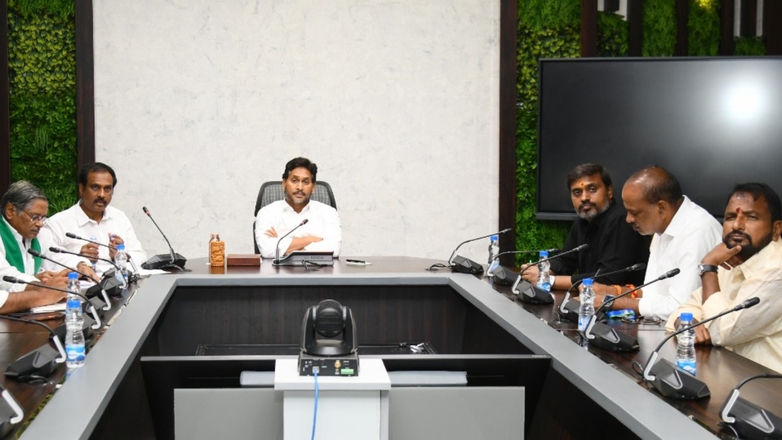 రోలొచ్చి మద్దెలతో మొర పెట్టుకోవడం అంటే ఇదేగా?