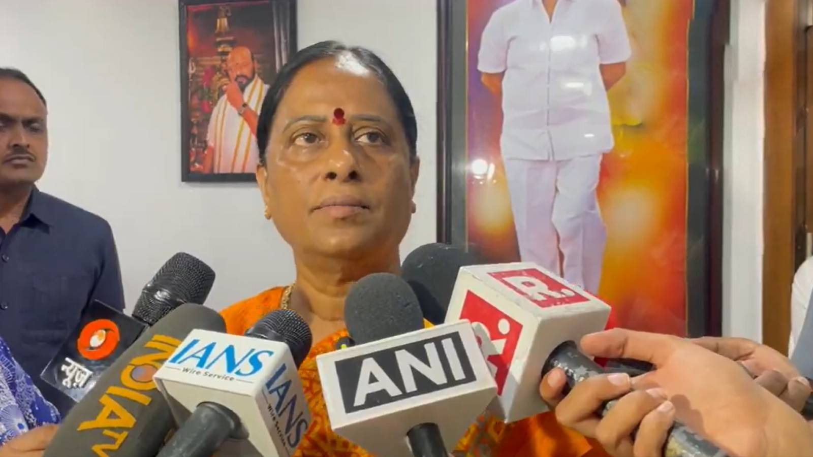 konda-surekha-hits-back-revanth-reddy-after-cabinet-removal