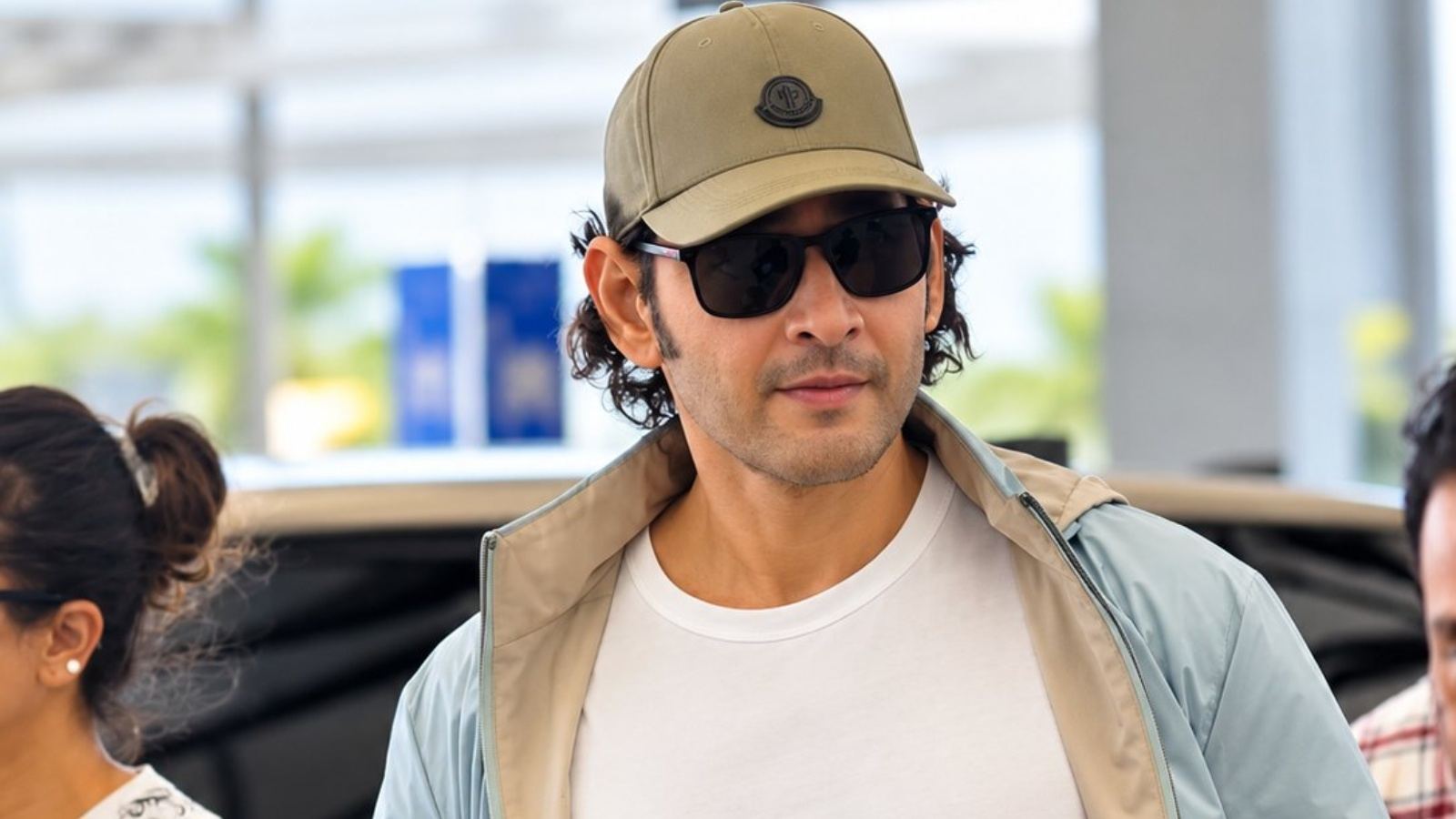 Mahesh Babu clean-shaven Look at Hyderabad airport