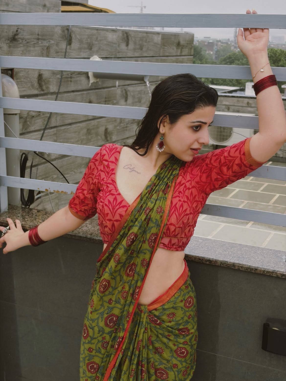 Mahi Gaur Displays Graceful Curves In Desi Saree