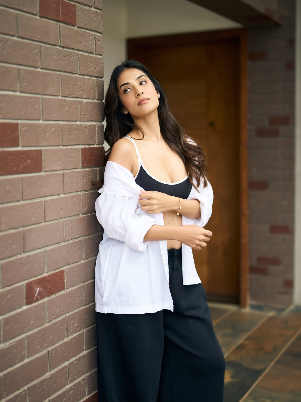Miloni Jhonsa Poses In Black Crop Top And Shirt!