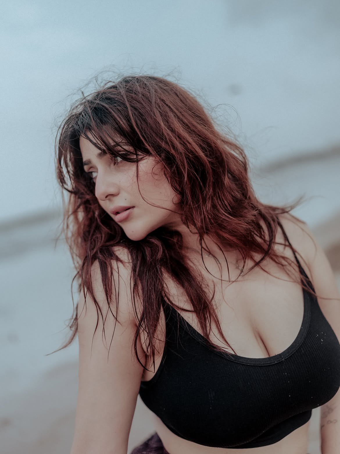 Naazukmadanlochan In A Chic Black Beach Look