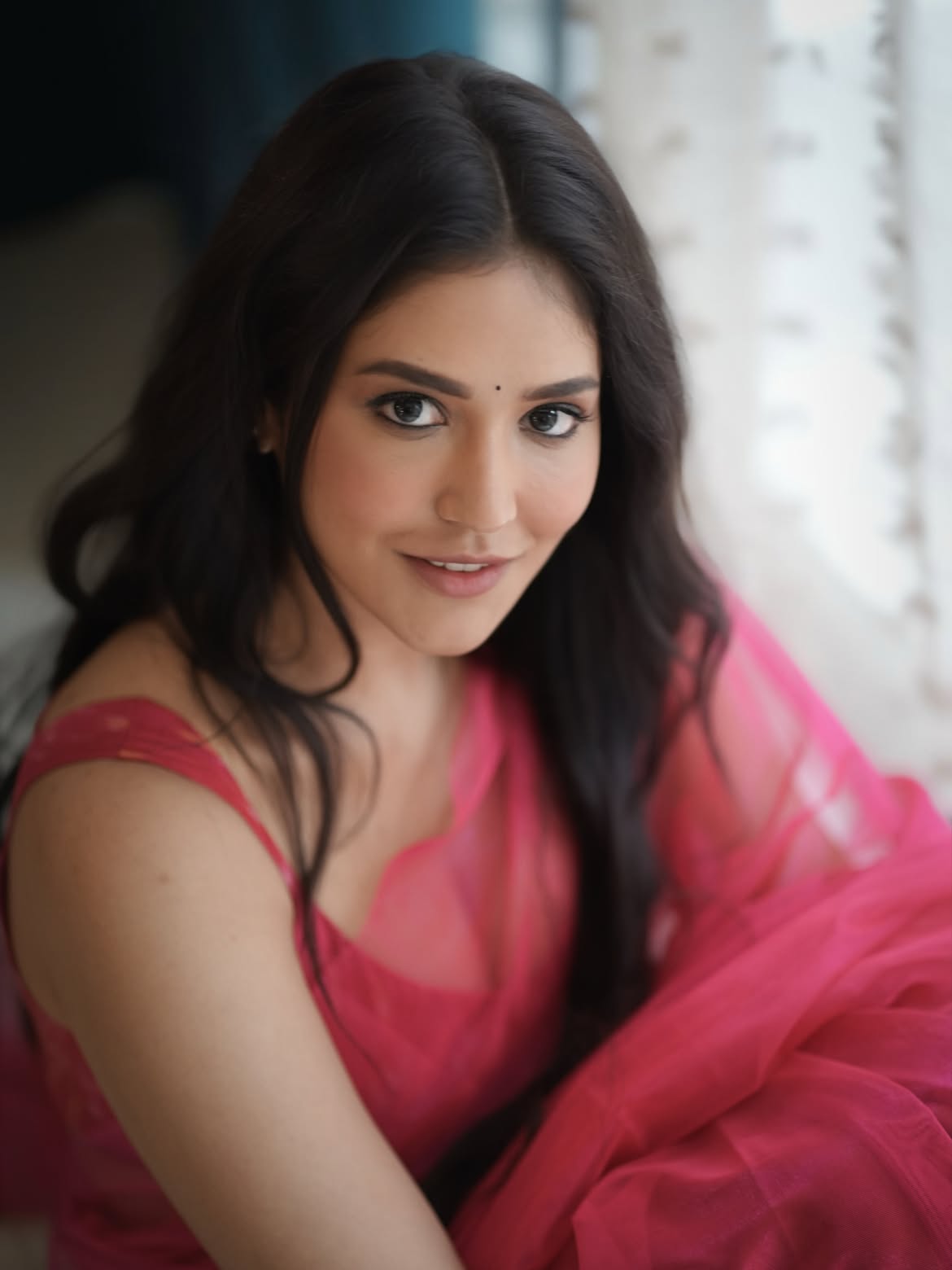 Priyanka Jawalkar Brings Soft Glam To Pink Saree