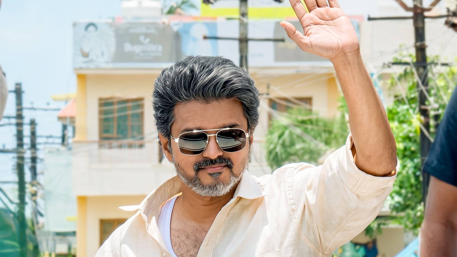 ఉట్టి కెగరలేనమ్మ స్వర్గానికి ఎగురుతానన్నట్లు.. విజయ్ పిఎం అట!