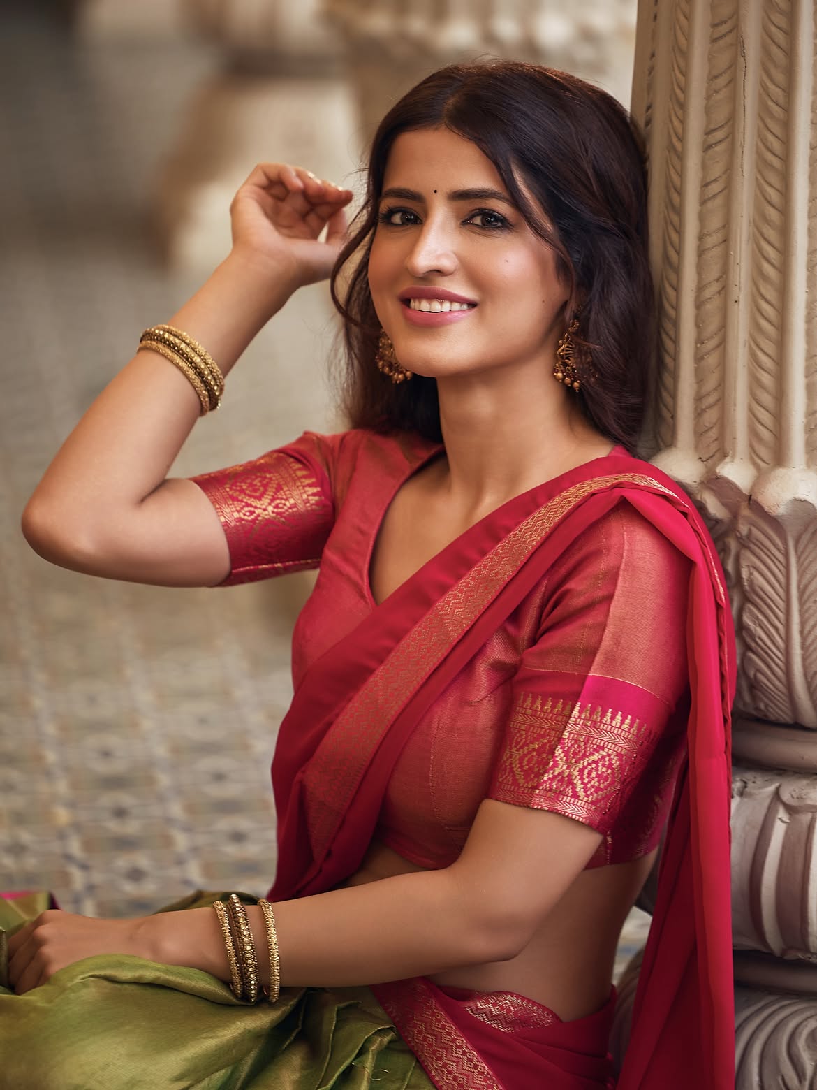 Vinali Bhatnagar Smiles In A Pink Saree With Gold!