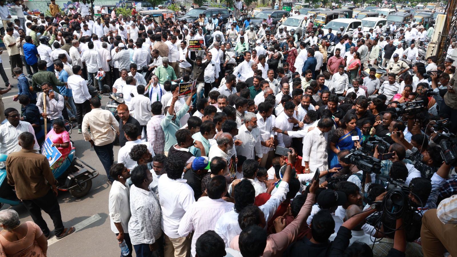 ఇంకా ఎంతకాలం.. ఈ నకిలీ ఆందోళనలు.. ఉక్కు పాదాలు?