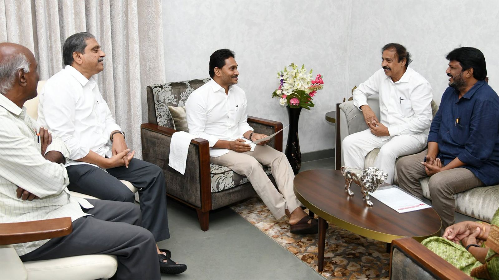 బీఆర్ఎస్కు లేని అవకాశం వైసీపీకి ఉంది.. మరెందుకు ఆలస్యం?