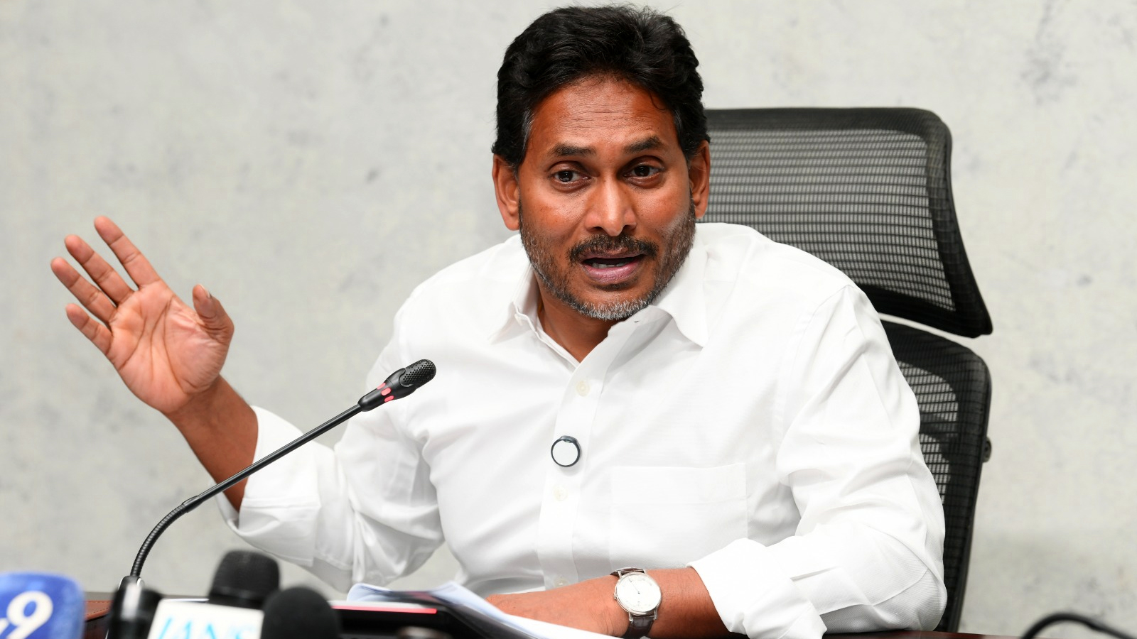 YS Jagan Mohan Reddy addressing supporters