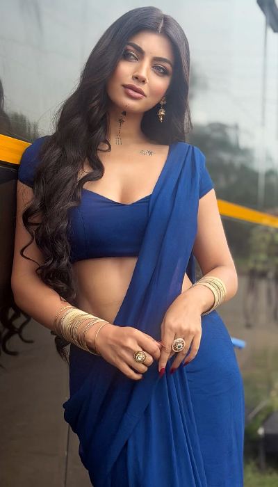 Pics: Akanksha Makes Royal Blue Saree Look So Bold!