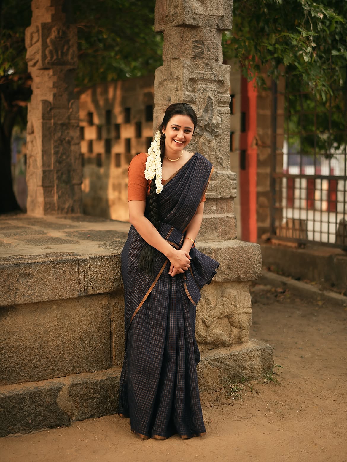Anaira Gupta Stands In A Navy Saree And Gajra!!!