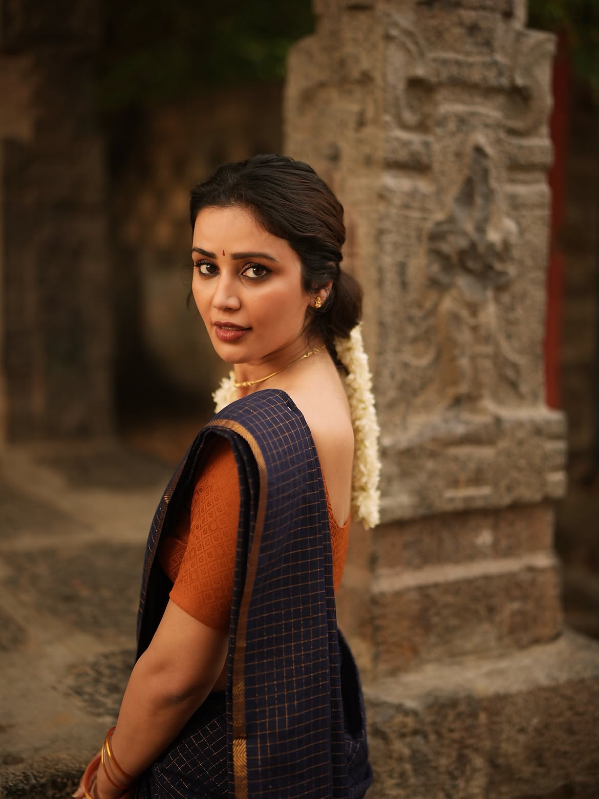 Anaira Gupta Leans On A Pillar In A Navy Saree!!