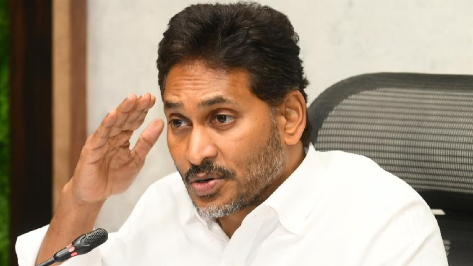నామినేషన్స్ వేయకుండానే గెలుస్తున్న వైసీపీ!