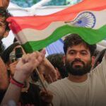 కాక్రోచ్లు రాజకీయ చట్రంలో చిక్కుకుంటున్నాయా.?