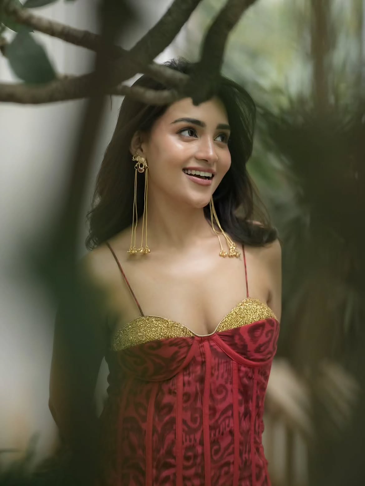 Dharshna Sripal Shows Fresh Face And Soft Glow!