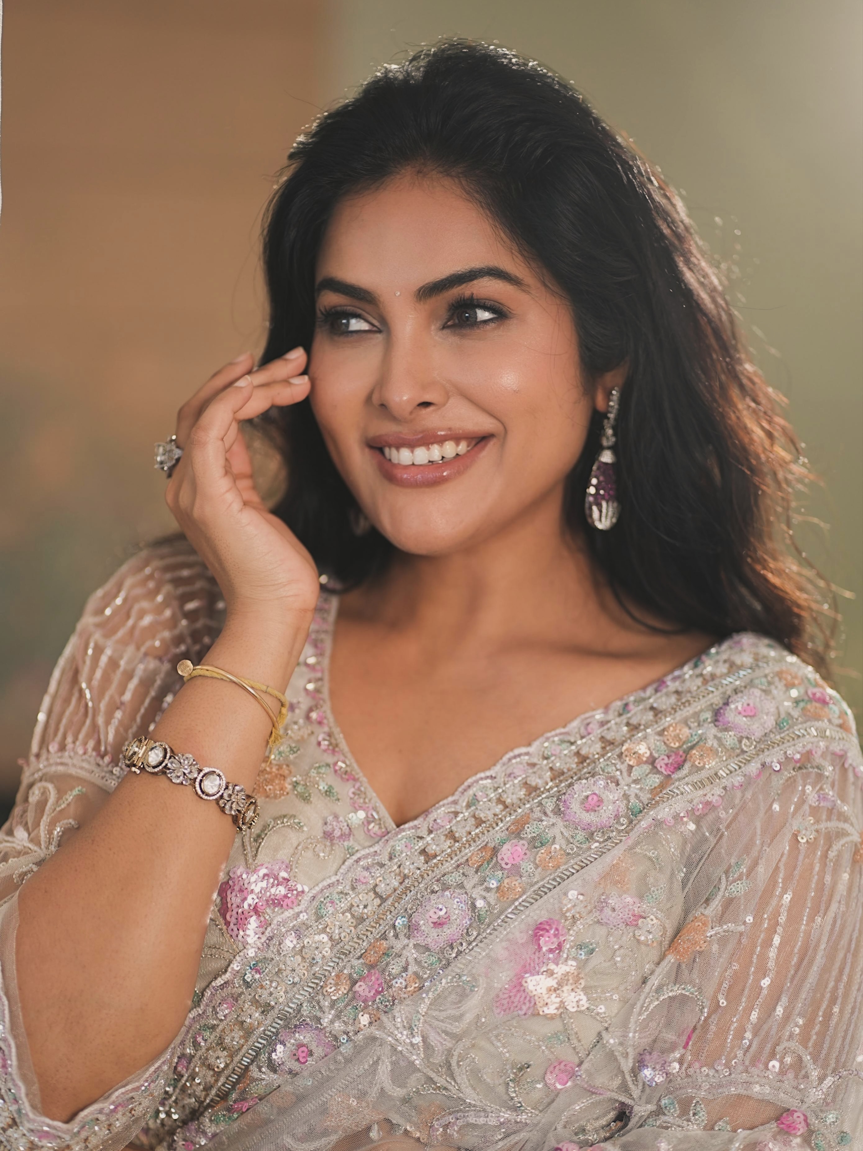 Divi Vadthya Shows A Charming Closeup Smile Now!