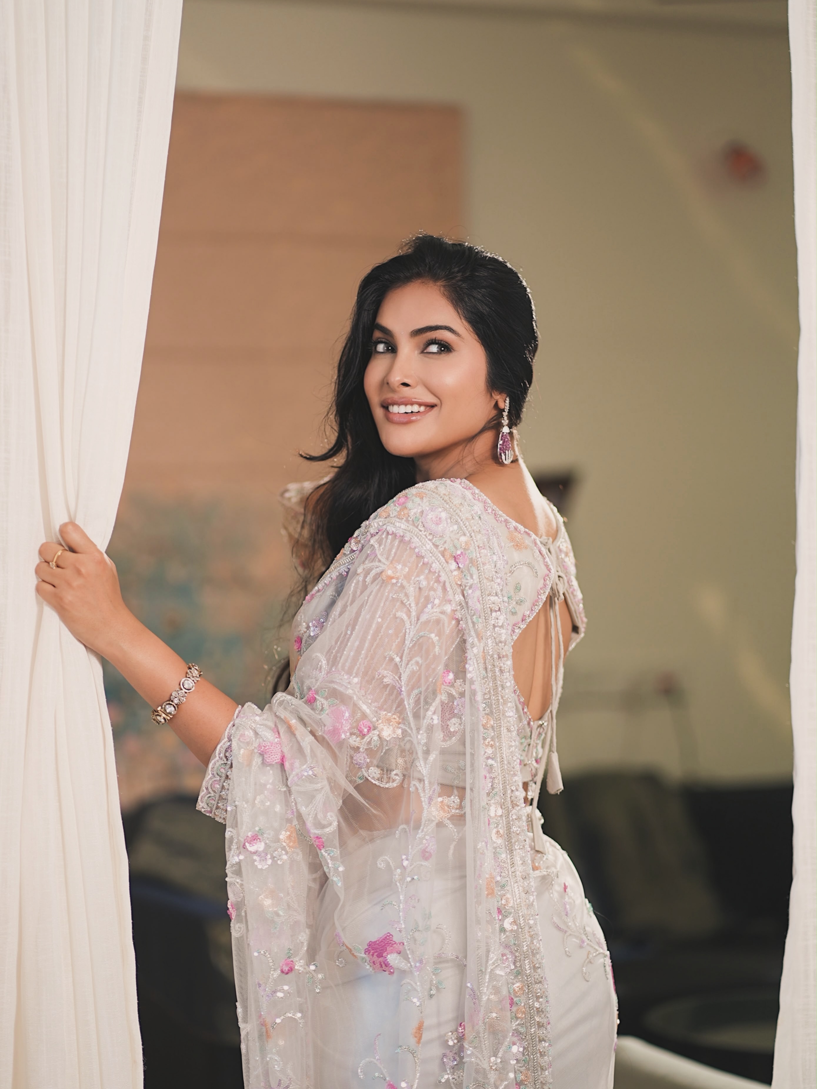 Divi Vadthya Smiles In A Floral Pastel Saree Pic