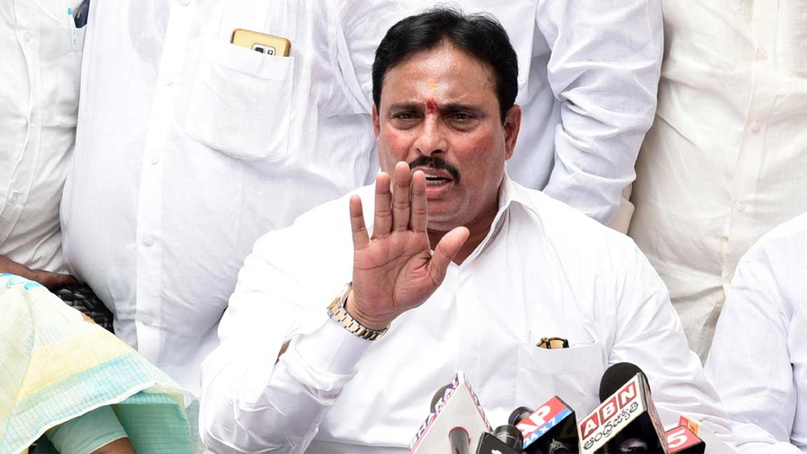 Hyd’s Water Crisis Turns Into a Congress vs BRS Battle
