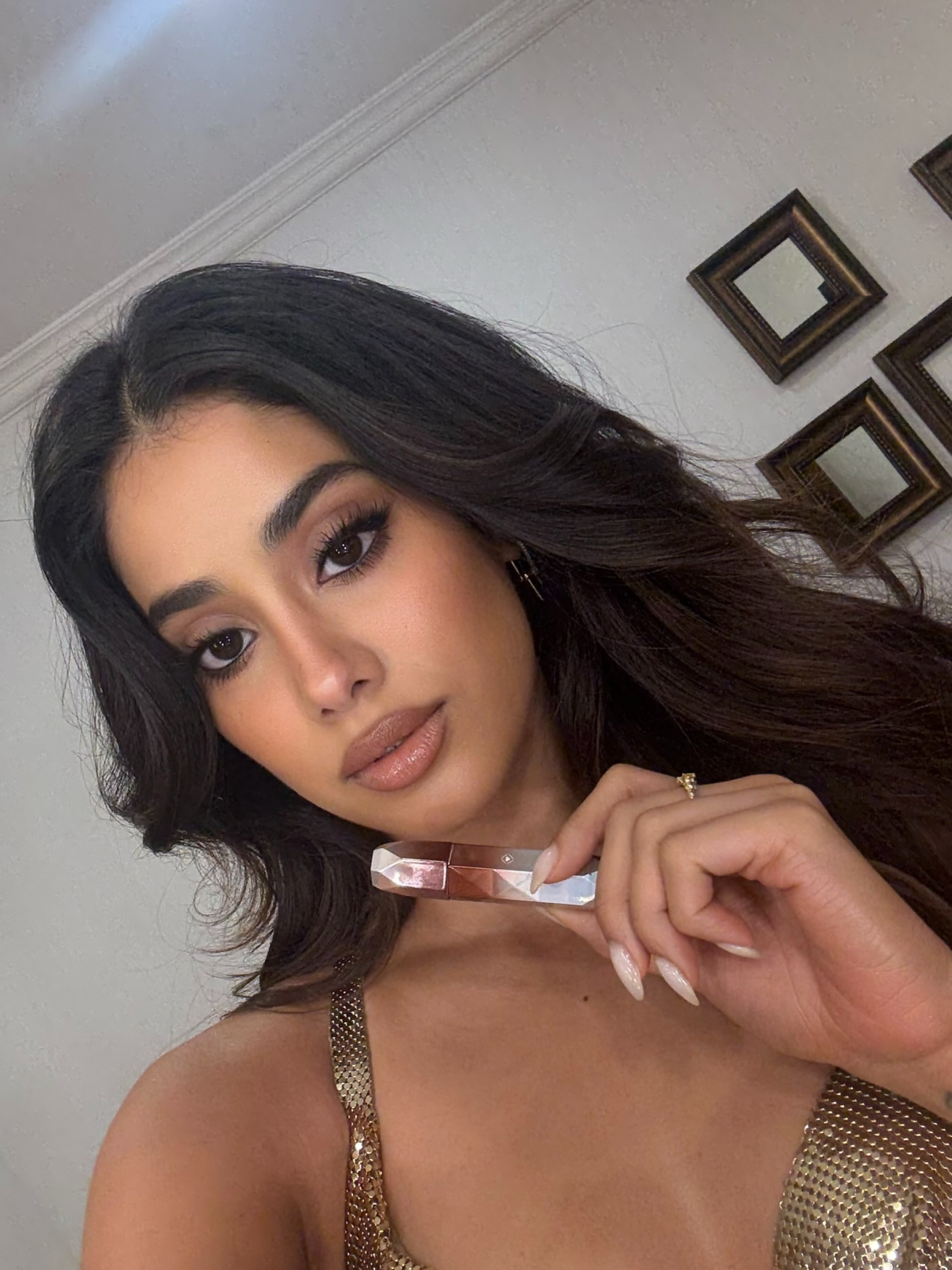 Janhvi Kapoor Gives A Bold Over Shoulder Look!!!