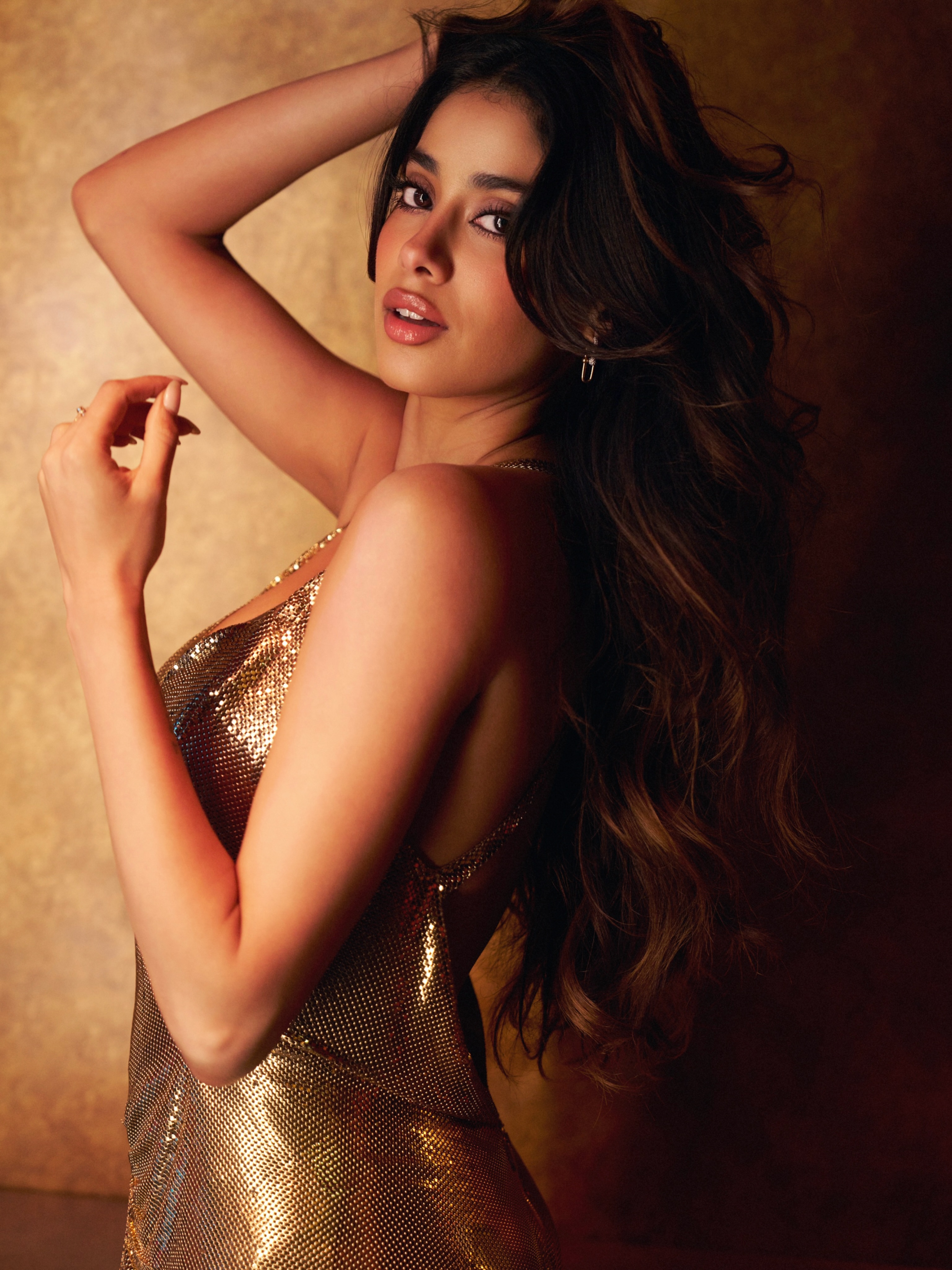 Janhvi Kapoor Shows A Backless Gold Dress Style!