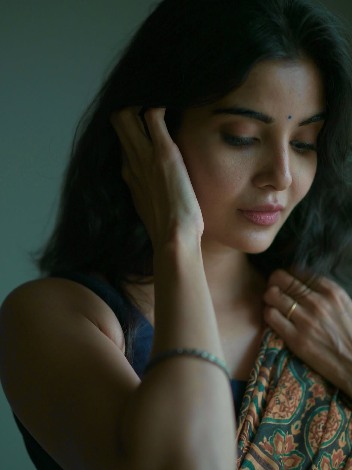 Madhuri Jain Poses With Long Hair In Print Saree