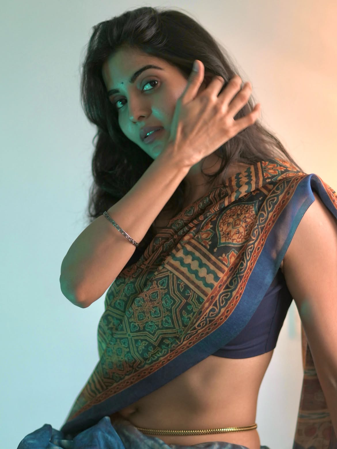 Madhuri Jain Shows A Sleek Waist Chain In Saree!