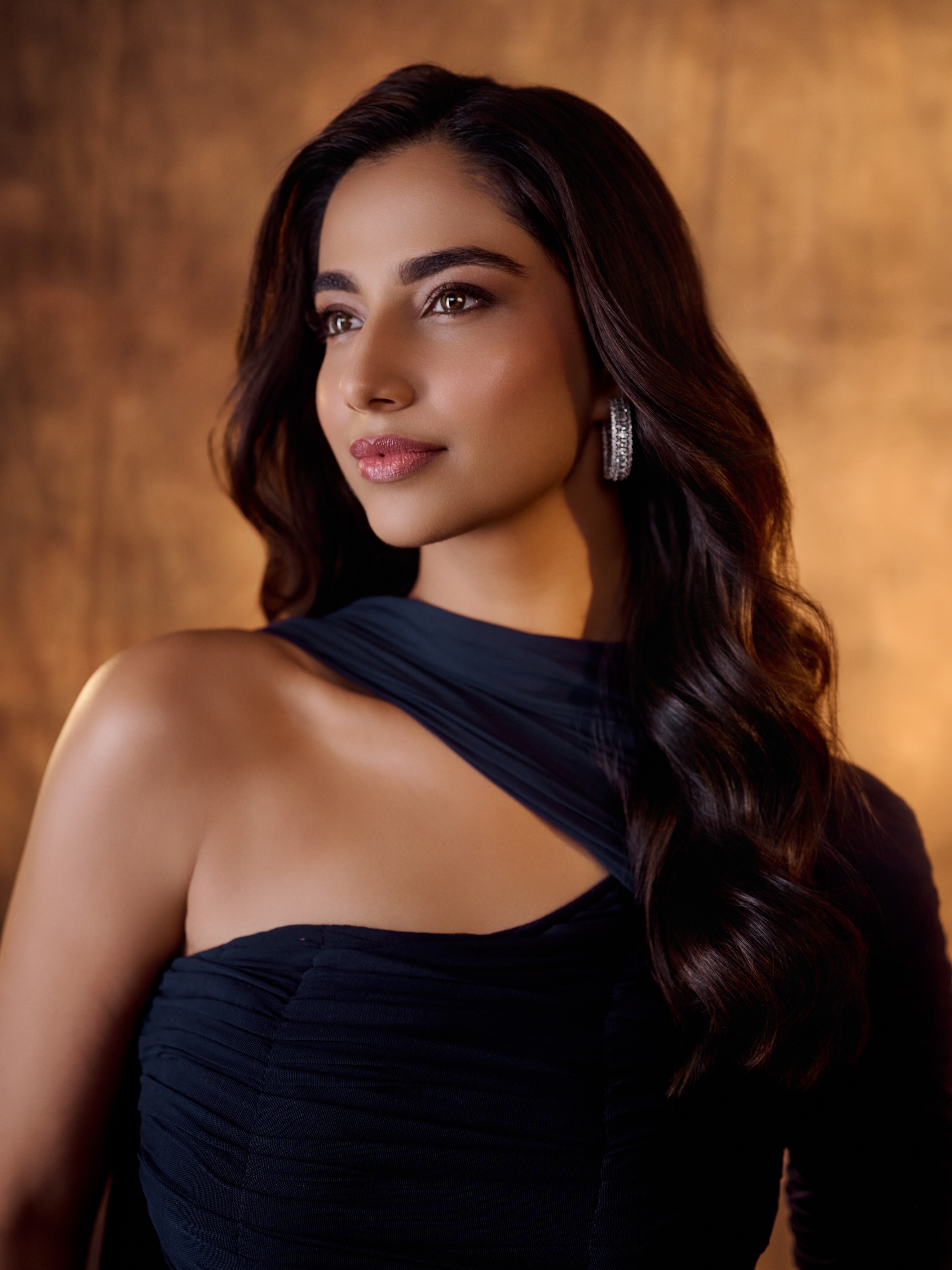 Meenakshi Chaudhary Looks Away In Navy Glamour!!