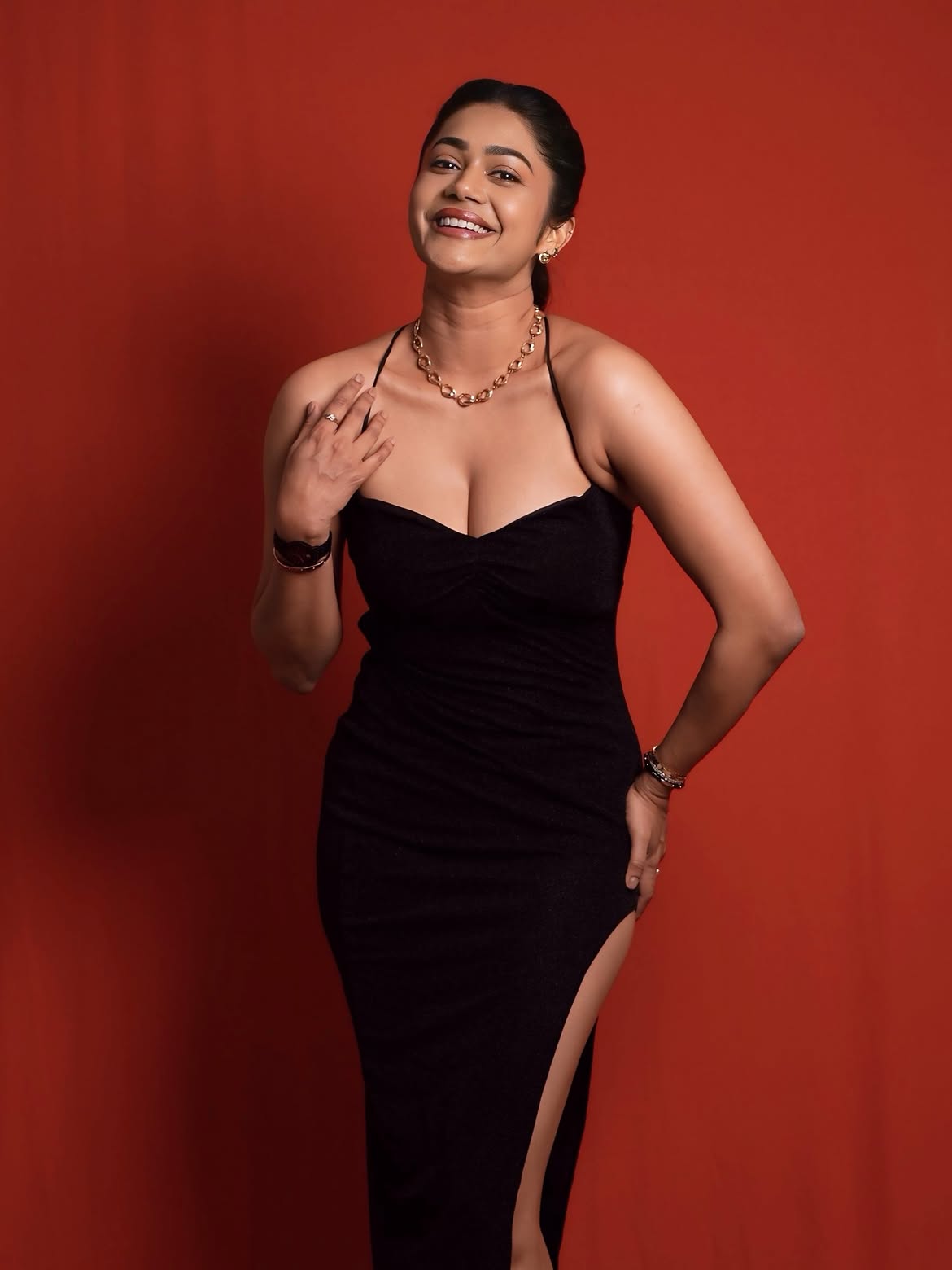Payal Radhakrishna Wears A Gold Chain Necklace!!