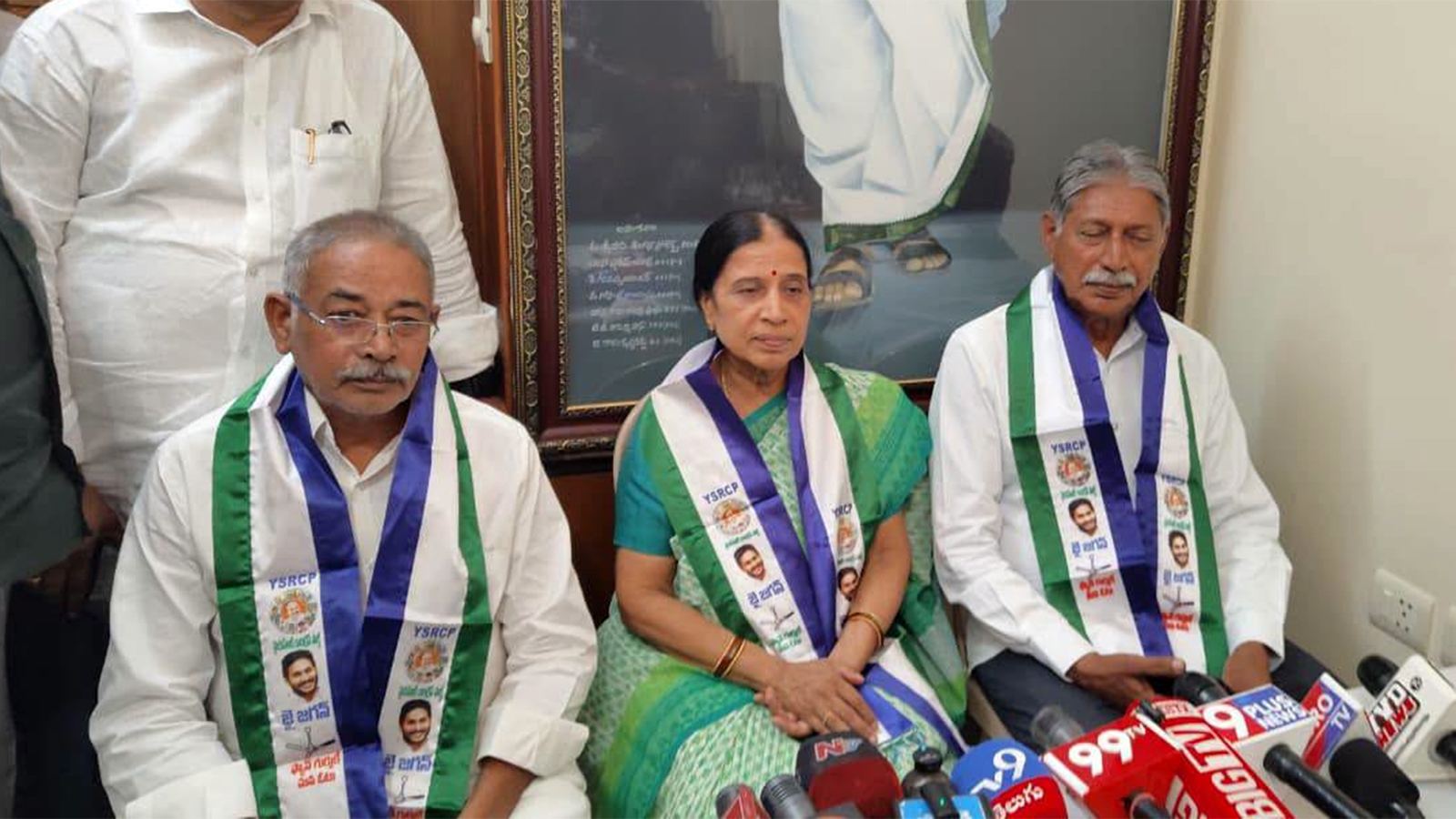 YS Jagan and YS Pramilamma in Pulivendula