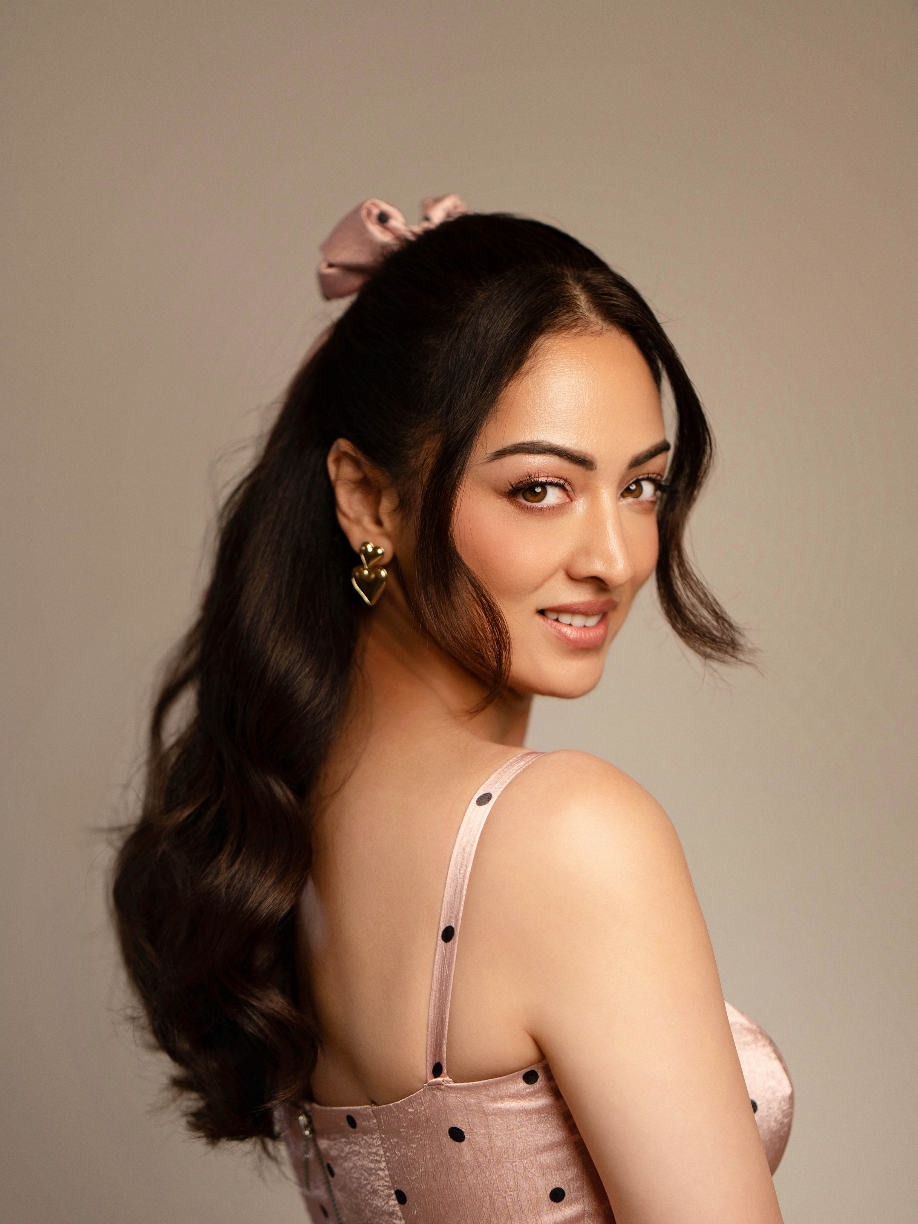 Sandeepa Dhar Glows In A Chic Pink Studio Shot!!