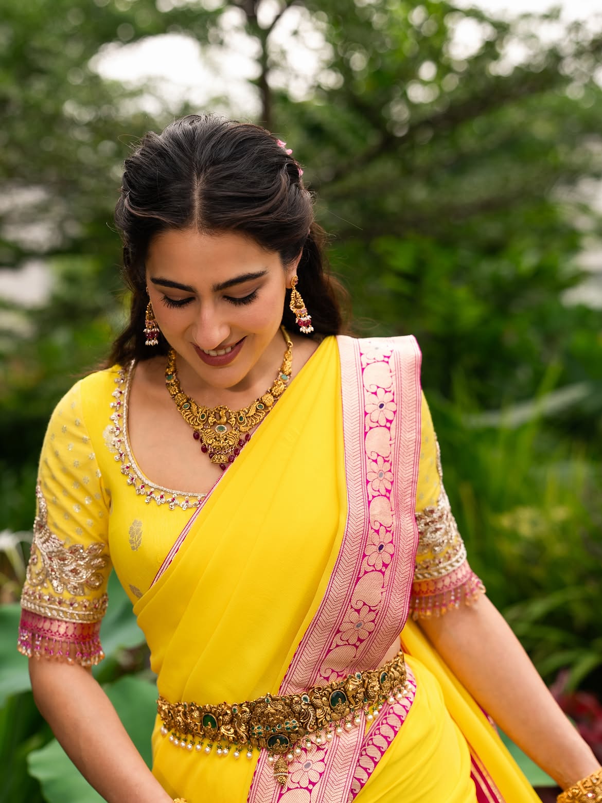 Sara Ali Khan Shows The Floral Pink Saree Border