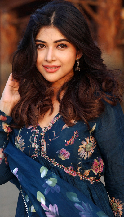 Srijita Ghosh Gives A Gentle Over Shoulder Look!