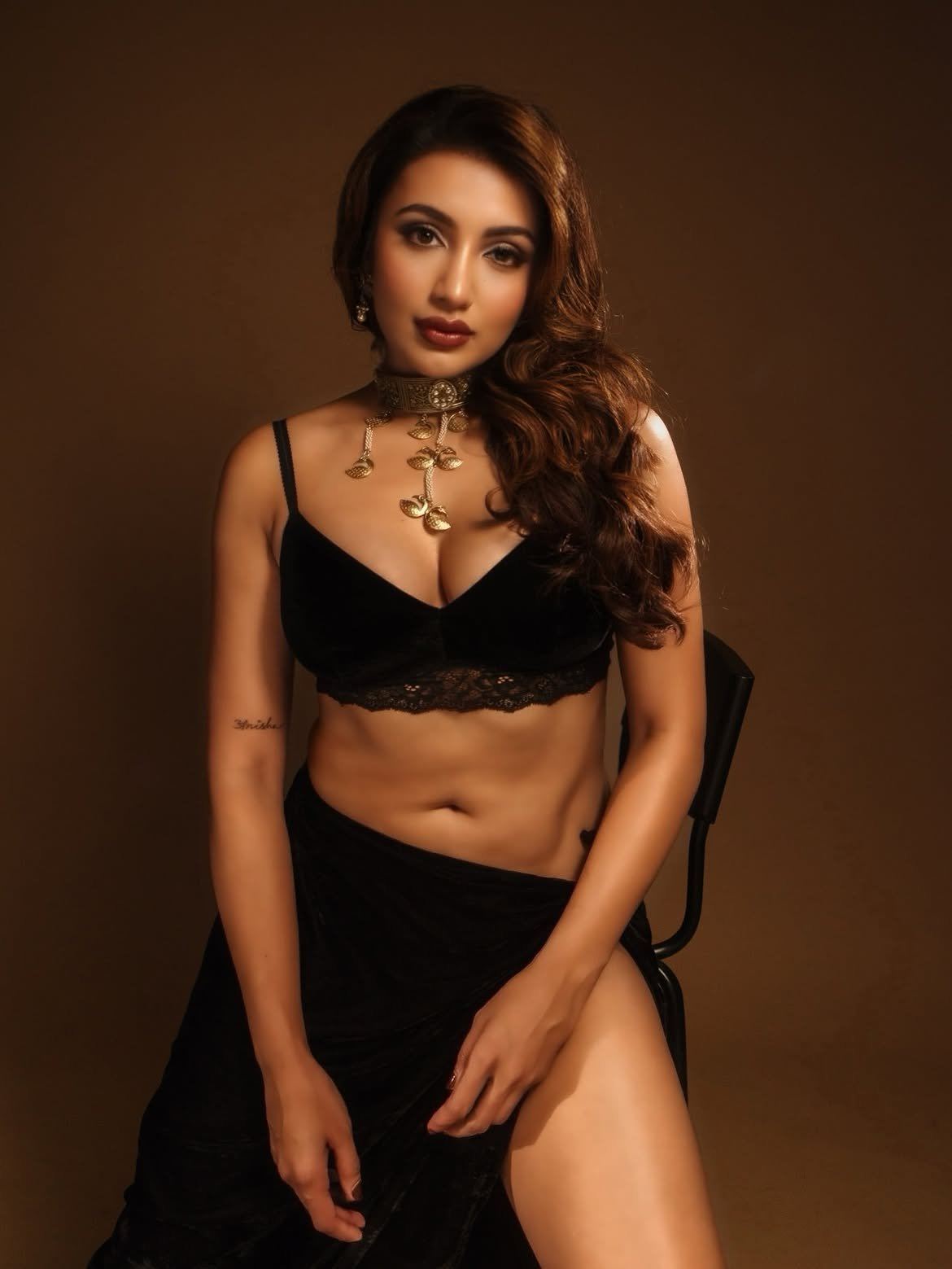 Tejaswi Madivada In Black With Wavy Side Hair!!!